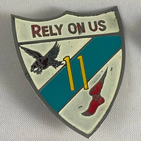 Vintage US Army Memorabilia - Vietnam Uniform Pins and Badges - Picture 6 of 7